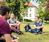 Studierende auf dem Campus